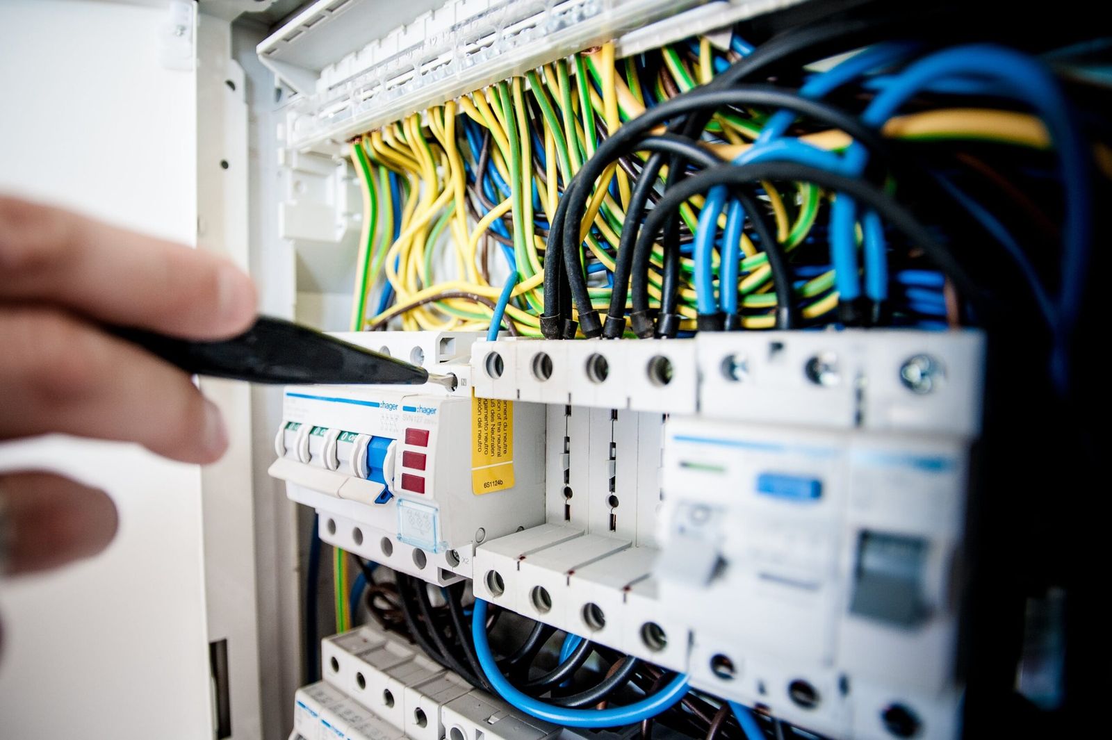 Elektriker von FH Electric arbeitet an einer Unterverteilung